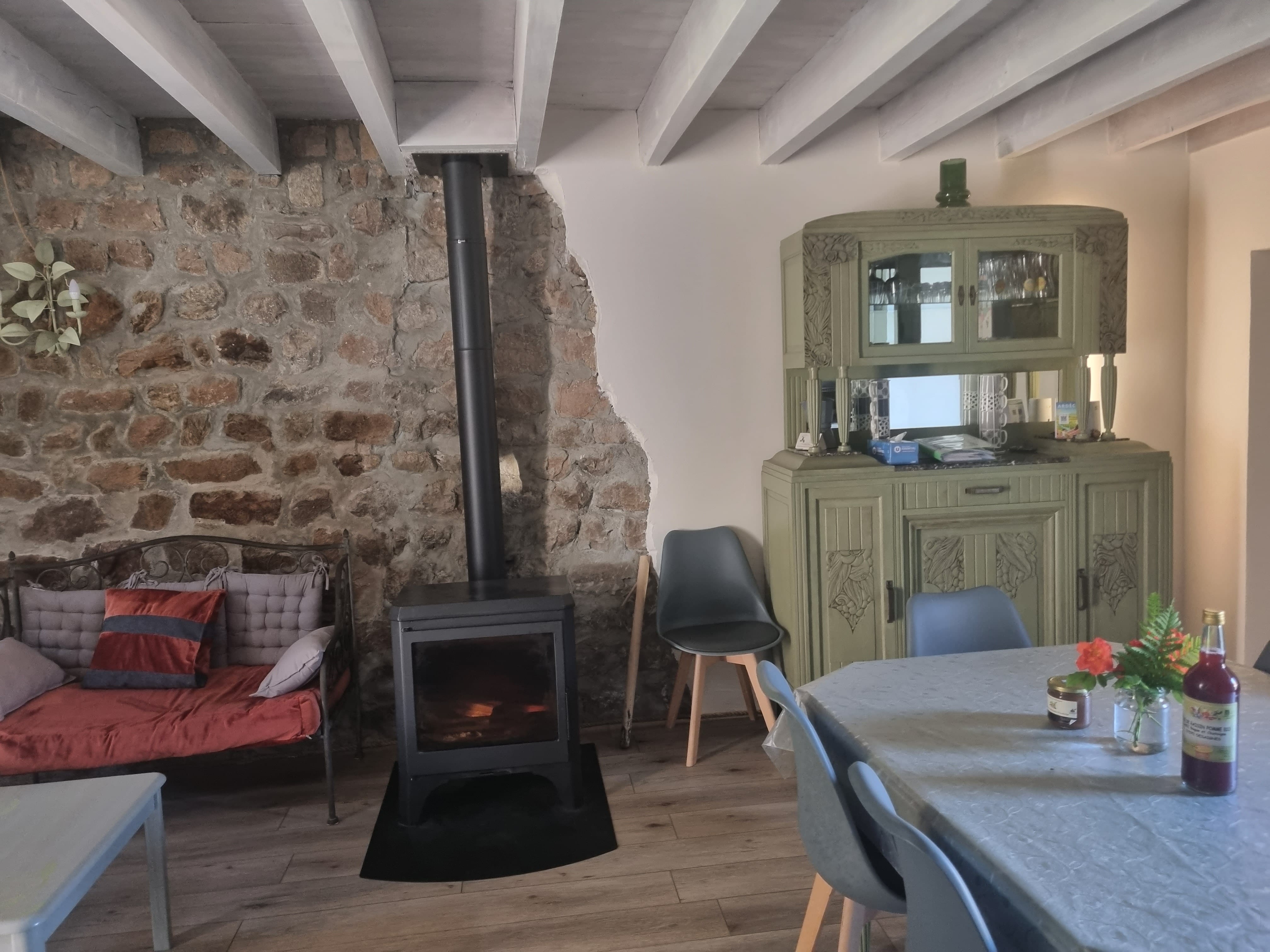 Vue du logement GAIA. Découvrez un hébergement unique au cœur de l'Ardèche, offrant confort et charme naturel.